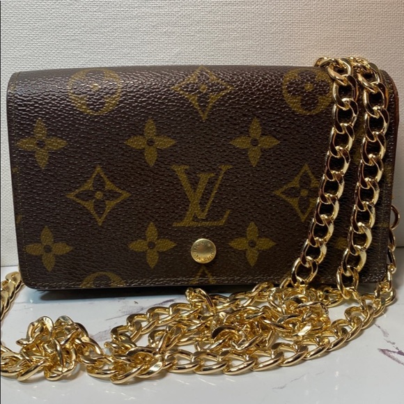 SOLDAuthentic Louis Vuitton Monogram Bifold Zippy Wallet
